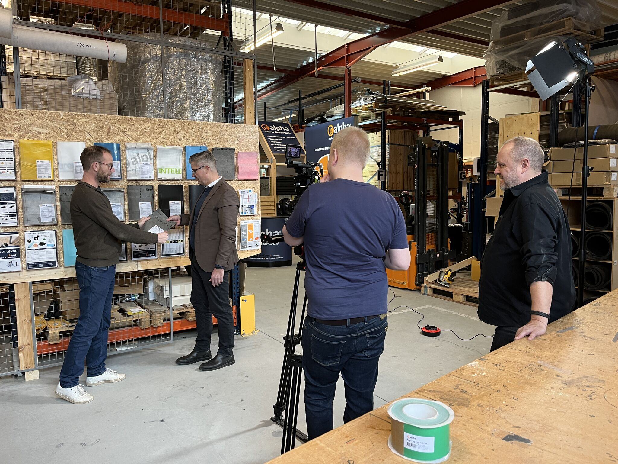 BetaPack-teamet i dialog foran kameralyset under optagelse af messefilm – forberedelserne til BYGGERI’25 er i fuld gang.
